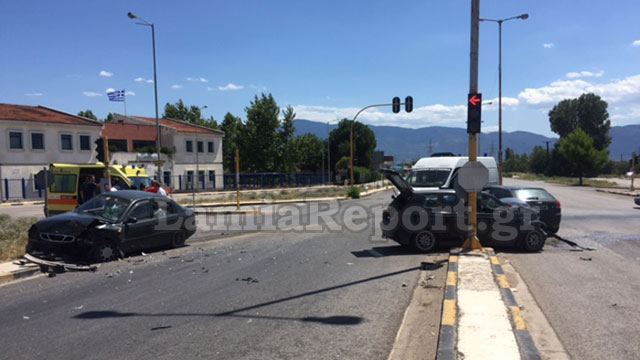 Λαμία: Τροχαίο μέσα στην πόλη με πέντε τραυματίες! ΦΩΤΟ