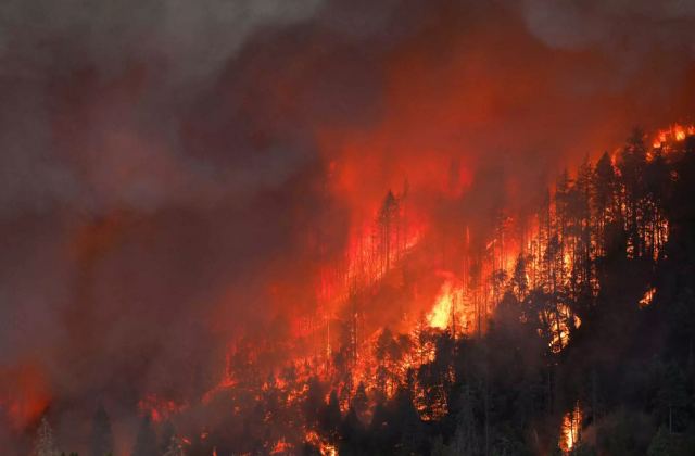 Καλιφόρνια: Χιλιάδες άνθρωποι εγκαταλείπουν τα σπίτια τους – Ανεξέλεγκτη μαίνεται η φωτιά