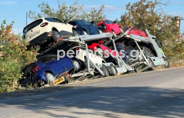 Εκτροπή νταλίκας φορτωμένης με αυτοκίνητα (ΦΩΤΟ)