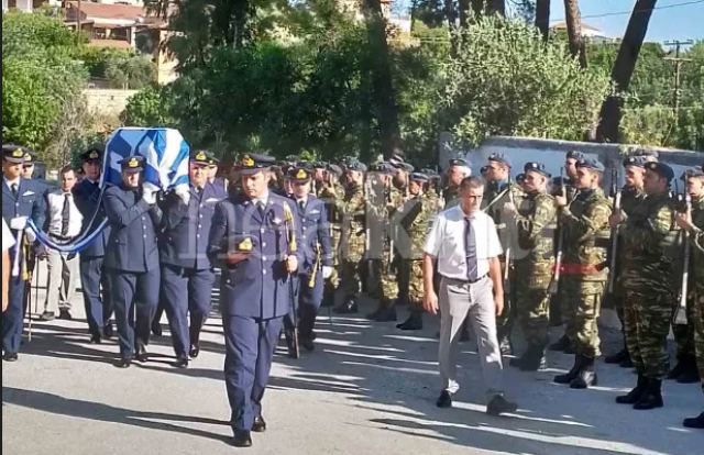 Σε εξέλιξη η εξόδιος ακολουθία στα Χανιά για τον ήρωα πιλότο Χρήστο Μουλά (ΦΩΤΟ)