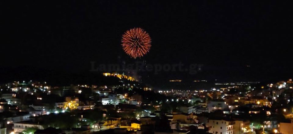 Λαμία: Ανάσταση στα μπαλκόνια με πολλά πυροτεχνήματα - ΒΙΝΤΕΟ