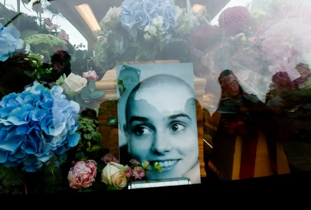 Sinead O’ Connor: Χιλιάδες βγήκαν στους δρόμους για το τελευταίο αντίο - Συγκινητικές στιγμές στην Ιρλανδία