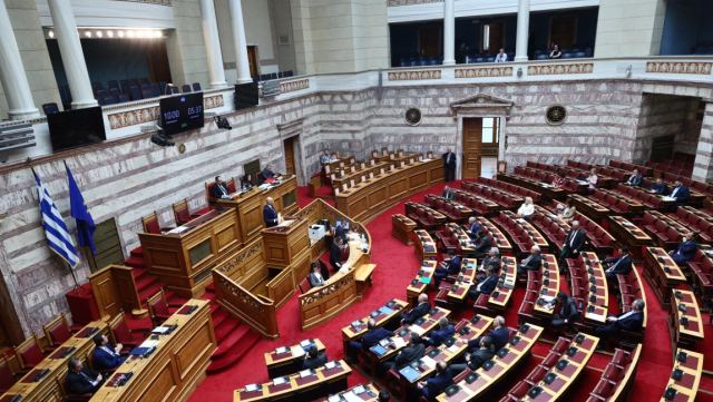 Πρόταση δυσπιστίας: Ξεκίνησαν οι τοποθετήσεις των πολιτικών αρχηγών - Δείτε live