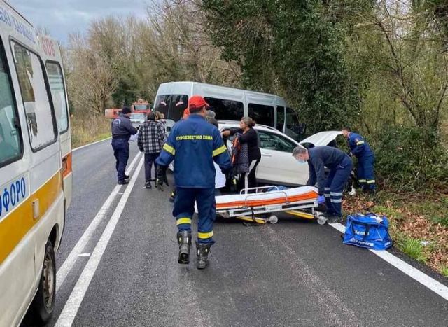 Καραμπόλα οχημάτων με εγκλωβισμό επιβατών (ΦΩΤΟ)