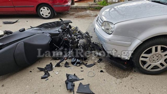 Λαμία: Μετωπική σύγκρουση μηχανής με ΙΧ - Δείτε εικόνες