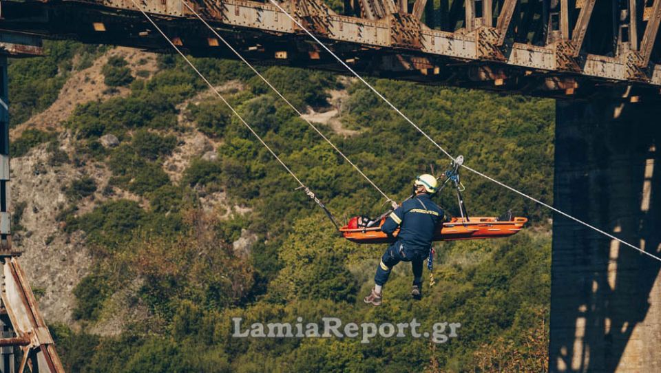 Γοργοπόταμος: Αλεξιπτωτιστής «κρεμάστηκε» στη γέφυρα - ΒΙΝΤΕΟ