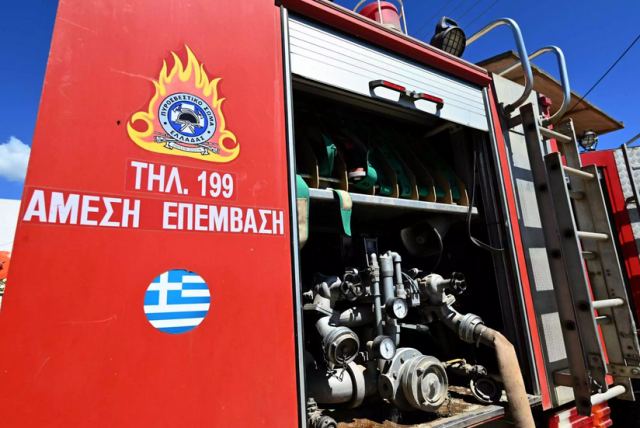 Φωτιά σε φορτηγό πλοίο στη Δραπετσώνα – Καλά στην υγεία τους τα μέλη του πληρώματος