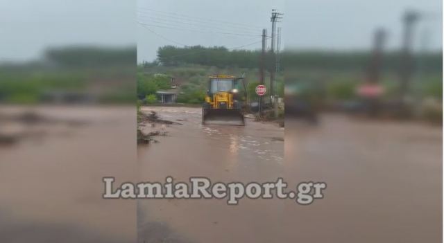 Λαμία: Χείμαρος παρέσυρε άτομο και τον έσωσε ο χειριστής με το μηχάνημα