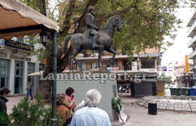 Κατάθεση στεφάνου από την Παρέμβαση Πολιτών στο άγαλμα του Άρη Βελουχιώτη