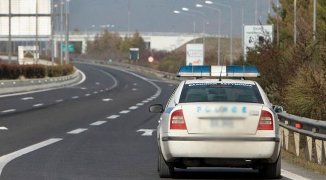 Σταμάτησε για να μιλήσει στο κινητό και σκοτώθηκε μπροστά στη γυναίκα του